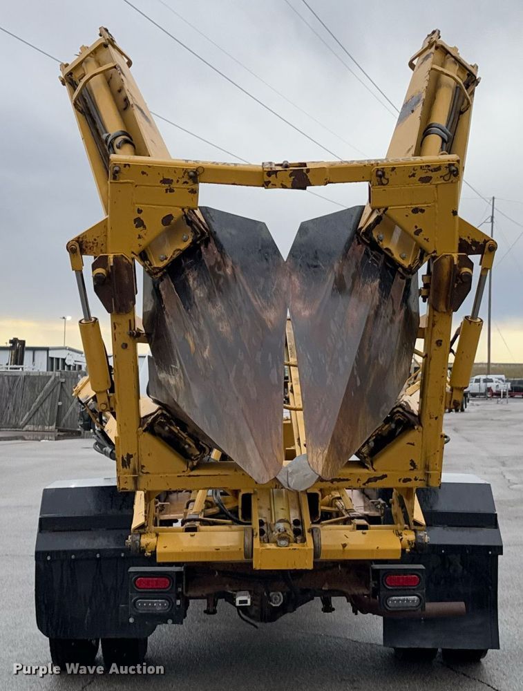 image for item DO0247 2001 Ford F450 Super Duty truck cab and chassis with tree spade