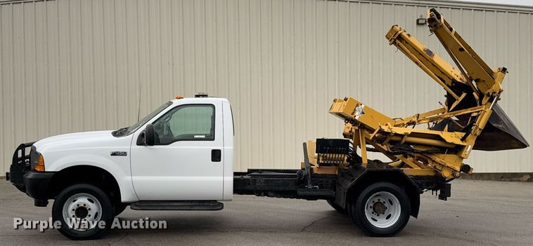 image for item DO0247 2001 Ford F450 Super Duty truck cab and chassis with tree spade