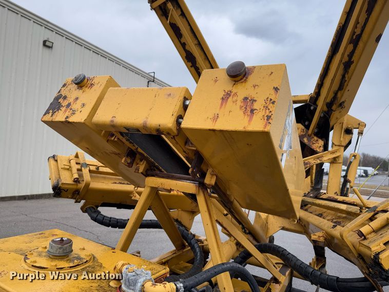 image for item DO0247 2001 Ford F450 Super Duty truck cab and chassis with tree spade