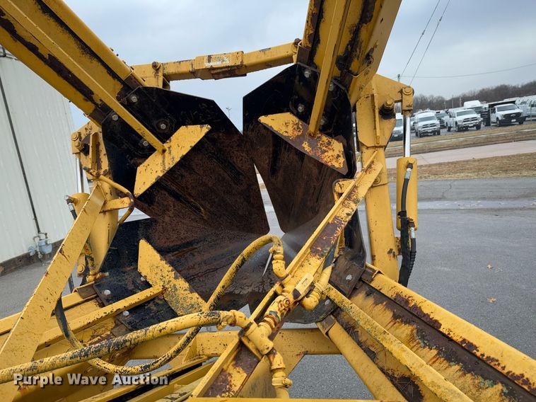 image for item DO0247 2001 Ford F450 Super Duty truck cab and chassis with tree spade