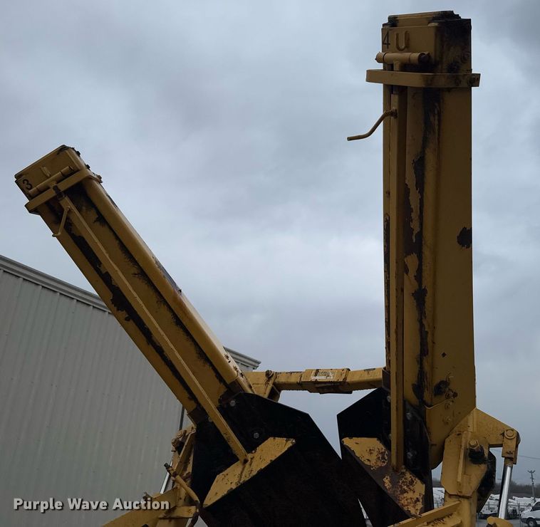 image for item DO0247 2001 Ford F450 Super Duty truck cab and chassis with tree spade