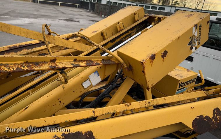 image for item DO0247 2001 Ford F450 Super Duty truck cab and chassis with tree spade