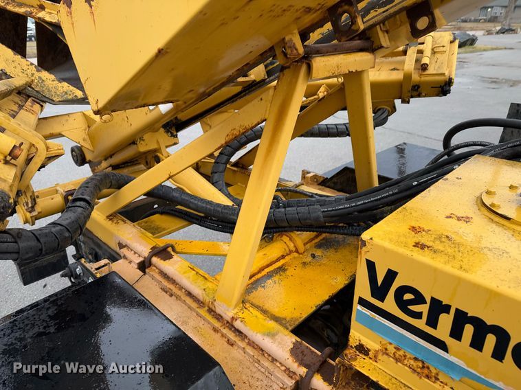 image for item DO0247 2001 Ford F450 Super Duty truck cab and chassis with tree spade