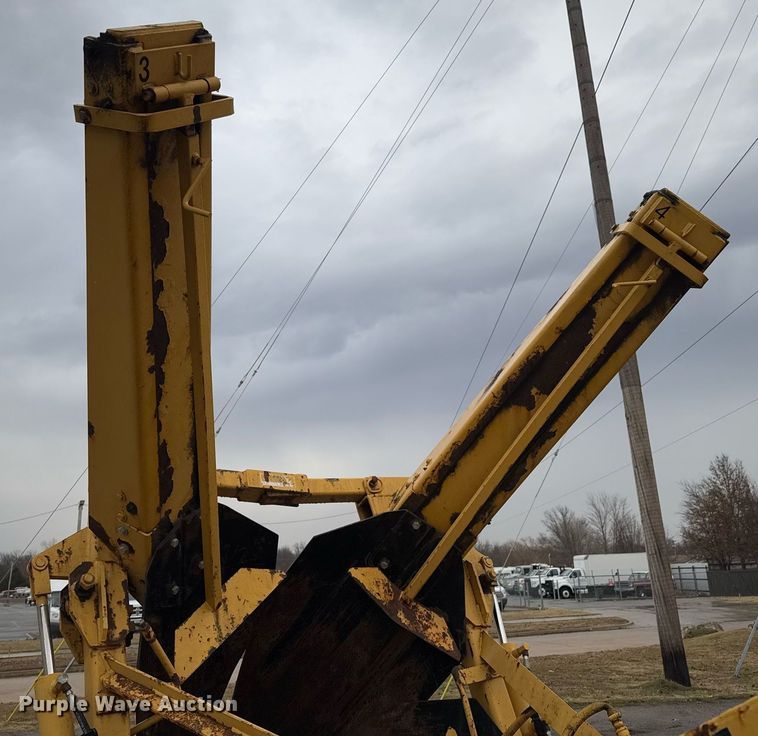 image for item DO0247 2001 Ford F450 Super Duty truck cab and chassis with tree spade
