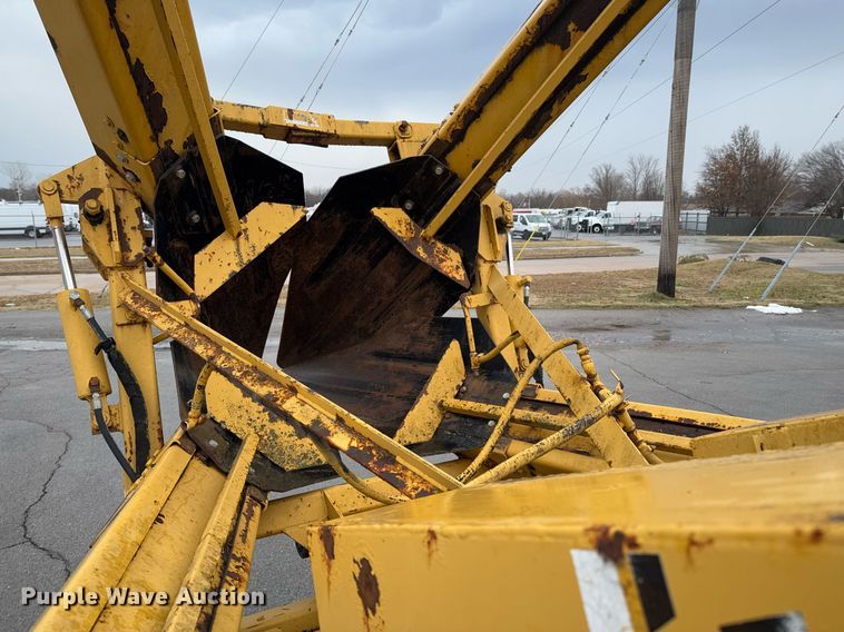 image for item DO0247 2001 Ford F450 Super Duty truck cab and chassis with tree spade