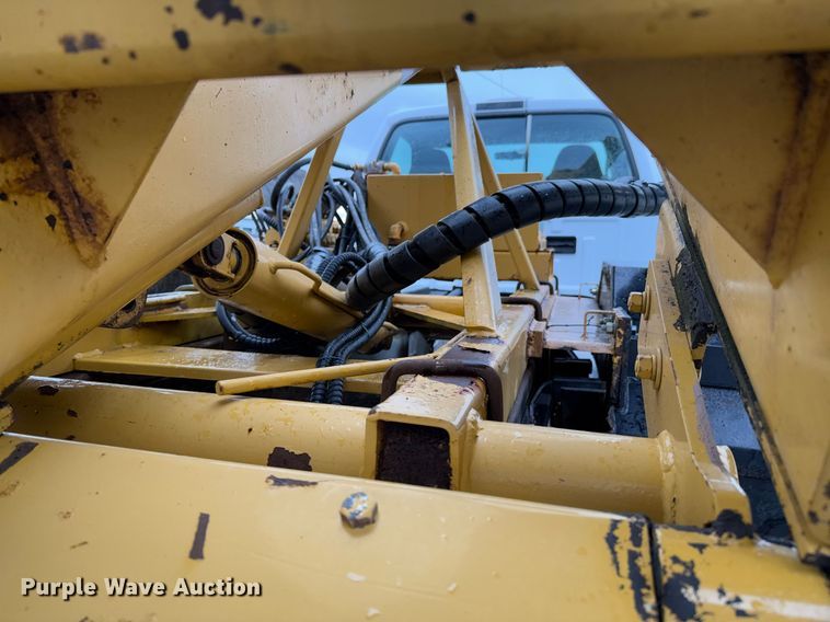 image for item DO0247 2001 Ford F450 Super Duty truck cab and chassis with tree spade