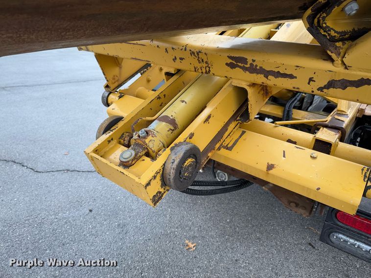 image for item DO0247 2001 Ford F450 Super Duty truck cab and chassis with tree spade