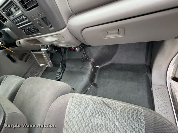 image for item DO0247 2001 Ford F450 Super Duty truck cab and chassis with tree spade