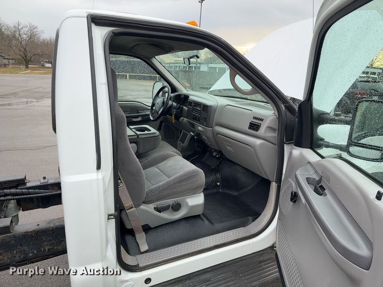 image for item DO0247 2001 Ford F450 Super Duty truck cab and chassis with tree spade