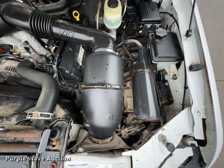 image for item DO0247 2001 Ford F450 Super Duty truck cab and chassis with tree spade