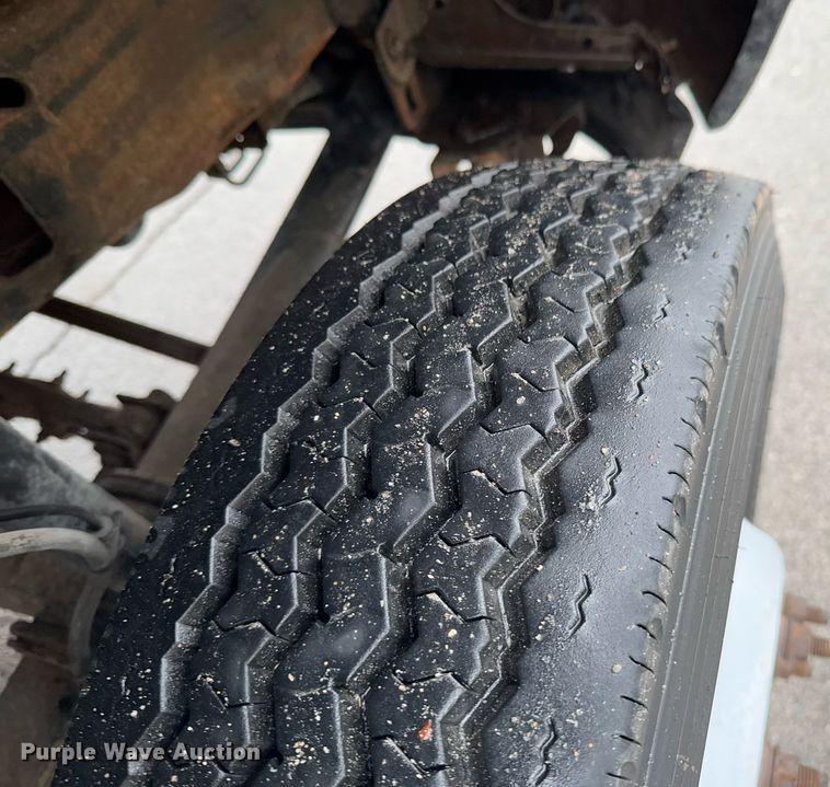 image for item DO0247 2001 Ford F450 Super Duty truck cab and chassis with tree spade