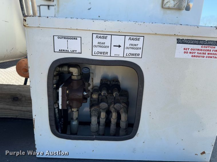 image for item DO0257 2015 Dodge Ram 5500 bucket truck