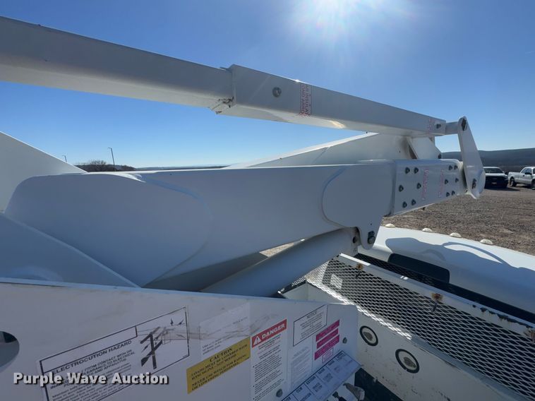 image for item DO0257 2015 Dodge Ram 5500 bucket truck