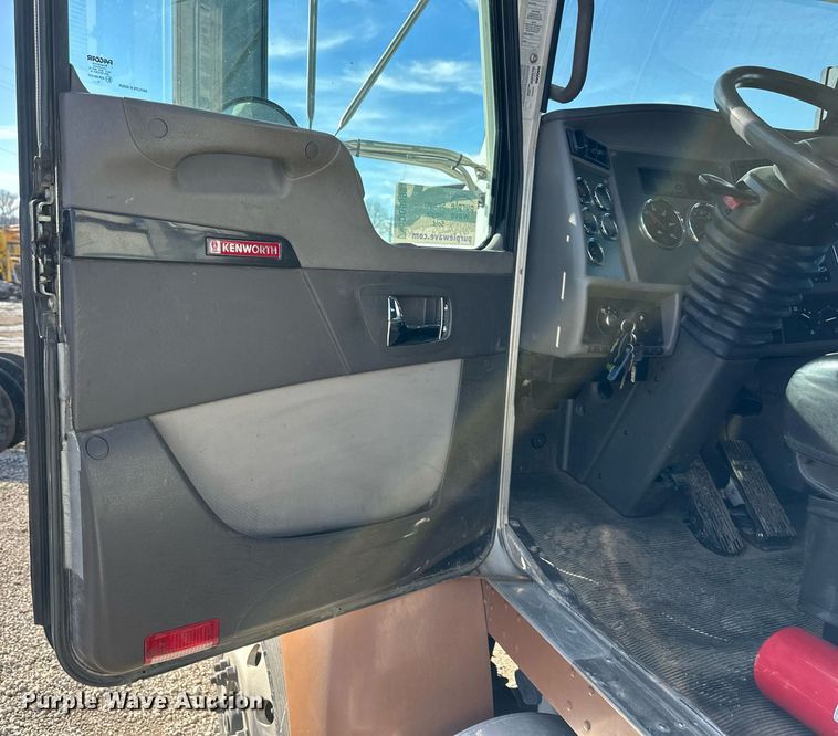 image for item DQ6595 2016 Kenworth T370 utility / service truck