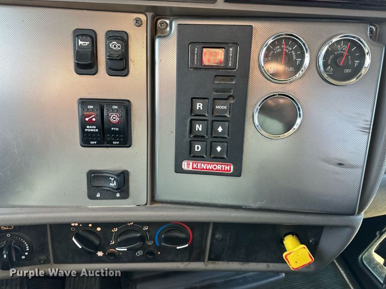 image for item DQ6595 2016 Kenworth T370 utility / service truck