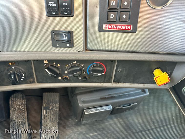 image for item DQ6595 2016 Kenworth T370 utility / service truck