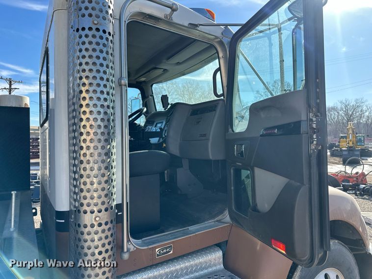 image for item DQ6595 2016 Kenworth T370 utility / service truck