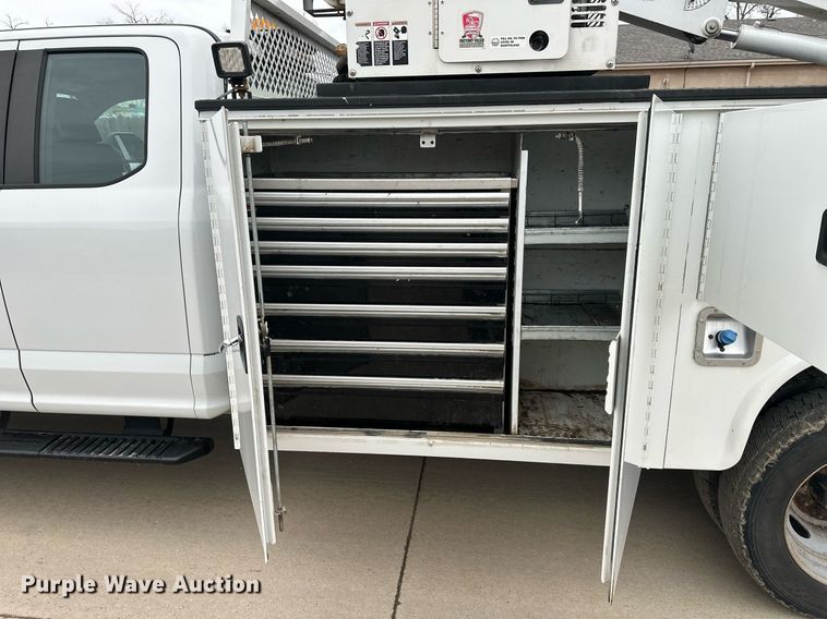 image for item DQ6611 2017 Ford F550 Super Duty utility / service truck