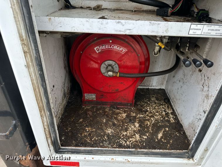 image for item DQ6611 2017 Ford F550 Super Duty utility / service truck