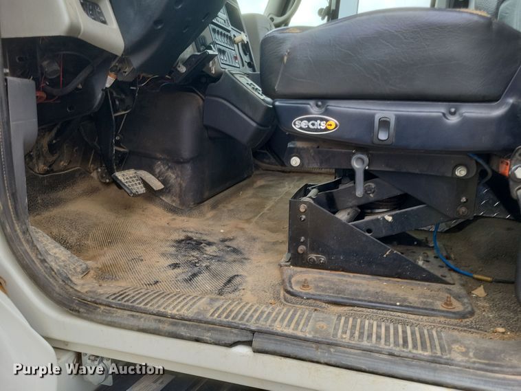 image for item DS5221 2010 International 7400 SBA pressure digger truck