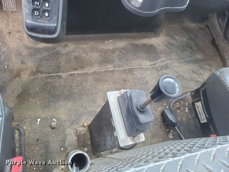 image for item DS5221 2010 International 7400 SBA pressure digger truck