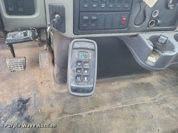 image for item DS5221 2010 International 7400 SBA pressure digger truck