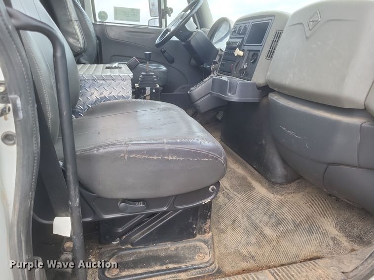 image for item DS5221 2010 International 7400 SBA pressure digger truck