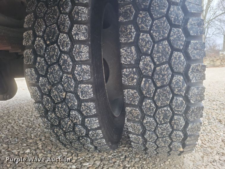 image for item DS5222 2001 Ford F450 Super Duty utility / service truck