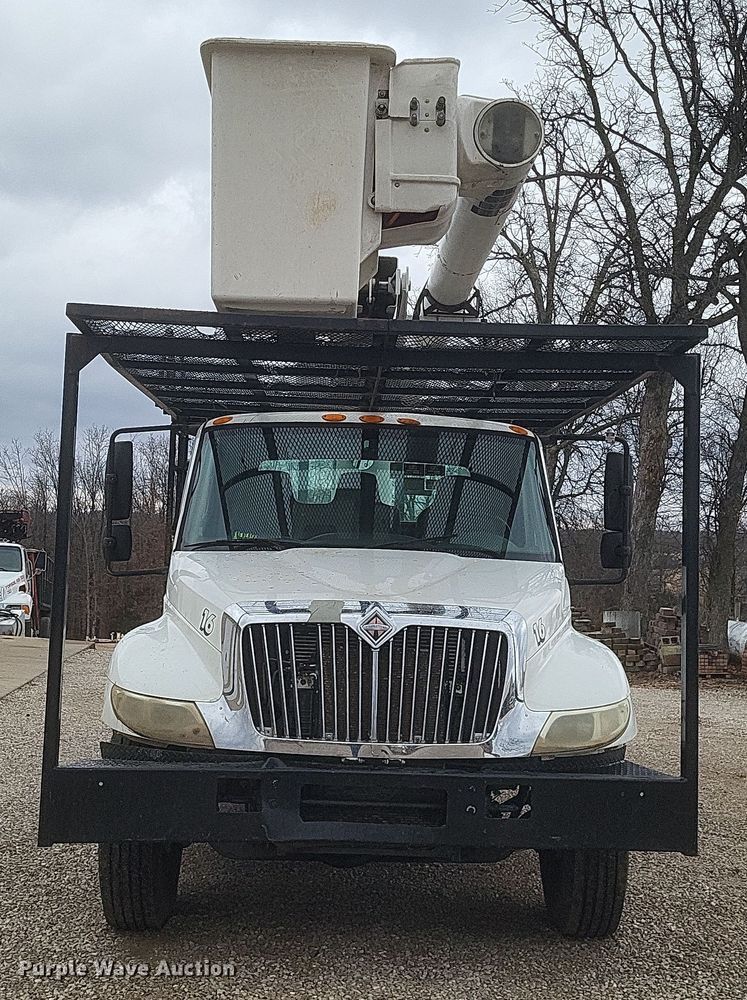 image for item DS5223 2003 International 4300 bucket truck