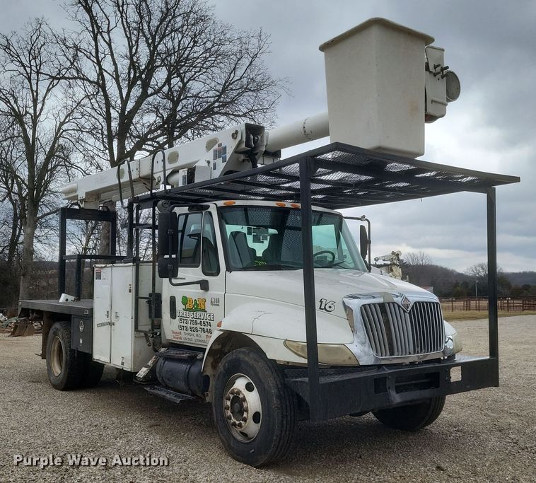 image for item DS5223 2003 International 4300 bucket truck