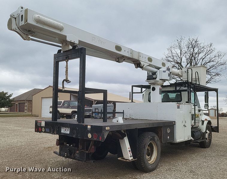 image for item DS5223 2003 International 4300 bucket truck