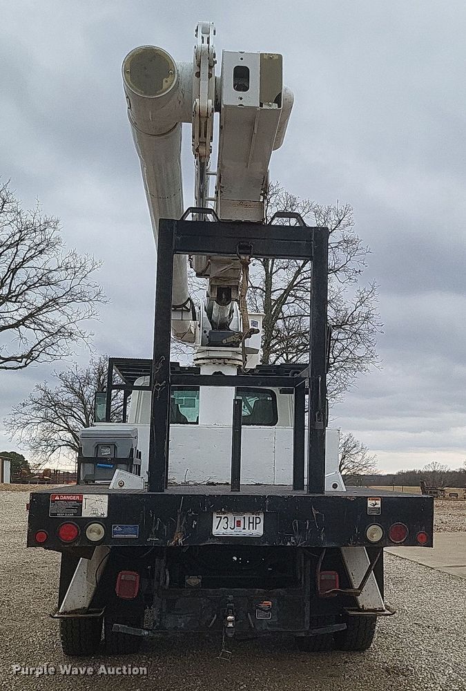 image for item DS5223 2003 International 4300 bucket truck