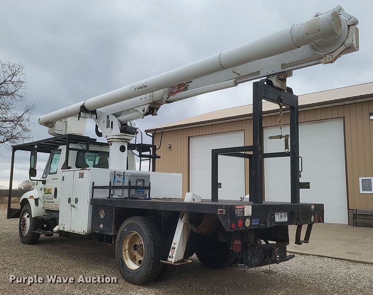 image for item DS5223 2003 International 4300 bucket truck