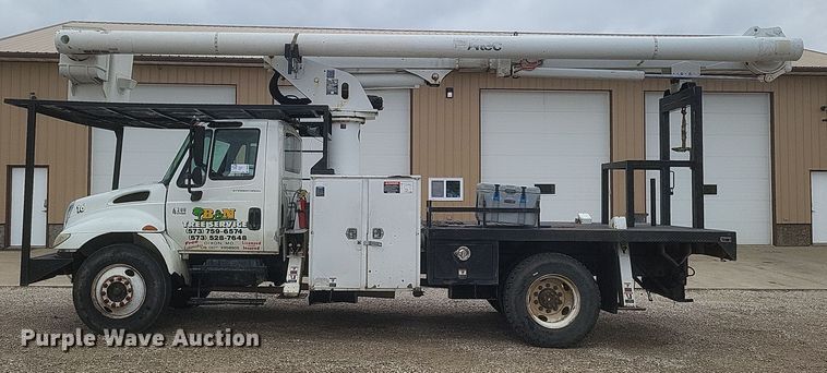 image for item DS5223 2003 International 4300 bucket truck
