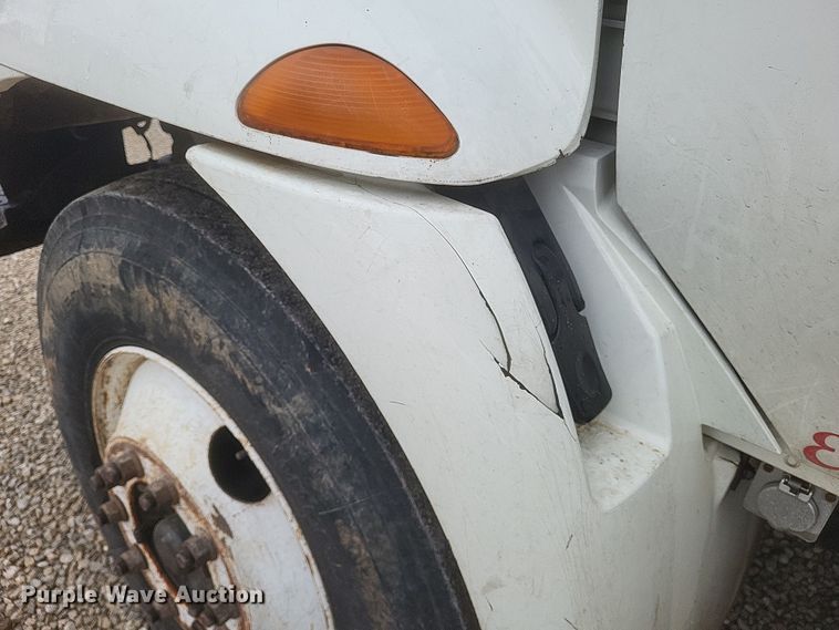 image for item DS5223 2003 International 4300 bucket truck