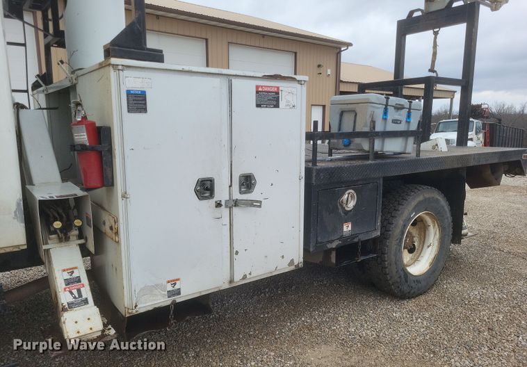 image for item DS5223 2003 International 4300 bucket truck