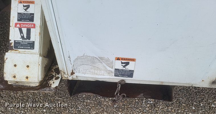 image for item DS5223 2003 International 4300 bucket truck