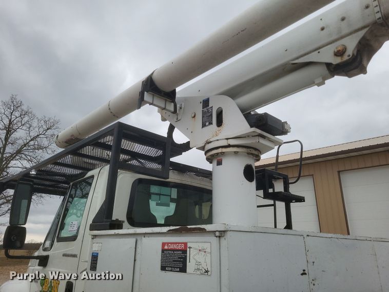 image for item DS5223 2003 International 4300 bucket truck