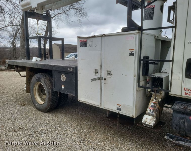 image for item DS5223 2003 International 4300 bucket truck