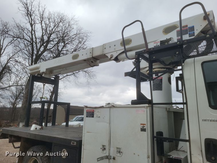 image for item DS5223 2003 International 4300 bucket truck