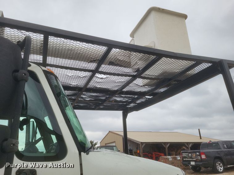 image for item DS5223 2003 International 4300 bucket truck