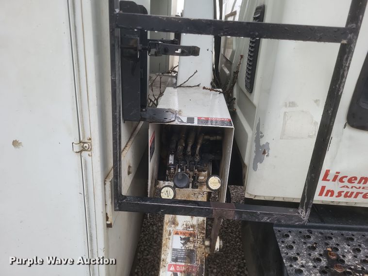 image for item DS5223 2003 International 4300 bucket truck