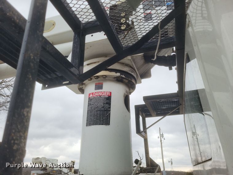 image for item DS5223 2003 International 4300 bucket truck