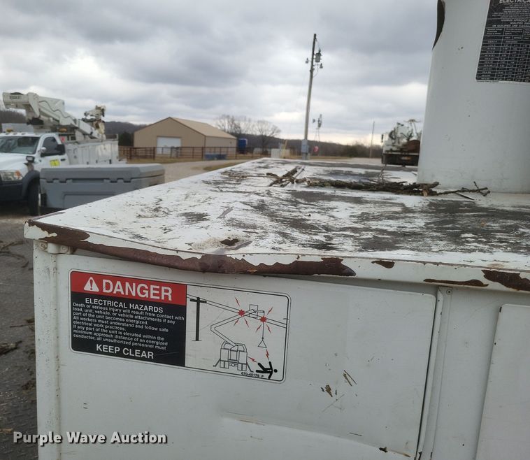 image for item DS5223 2003 International 4300 bucket truck