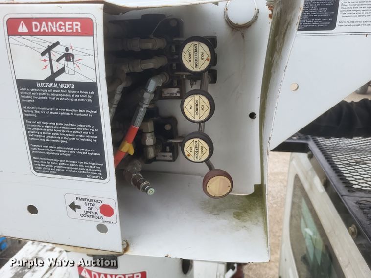 image for item DS5223 2003 International 4300 bucket truck