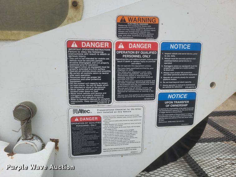 image for item DS5223 2003 International 4300 bucket truck