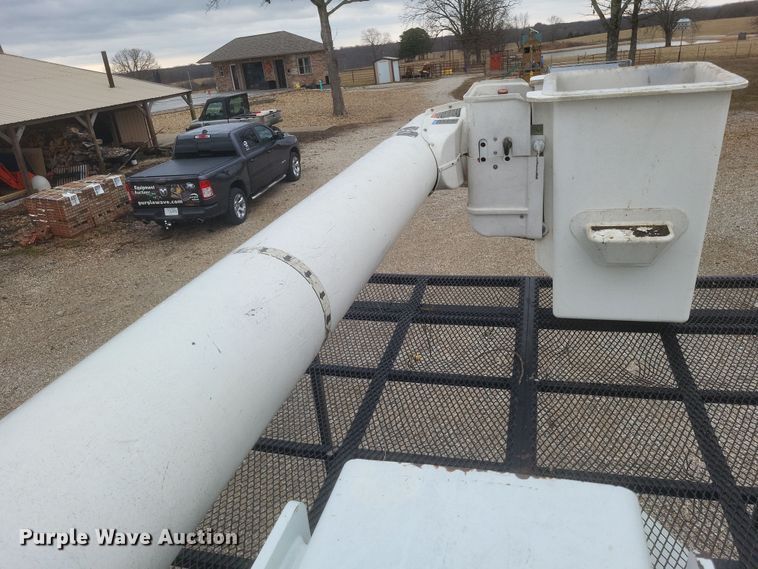 image for item DS5223 2003 International 4300 bucket truck