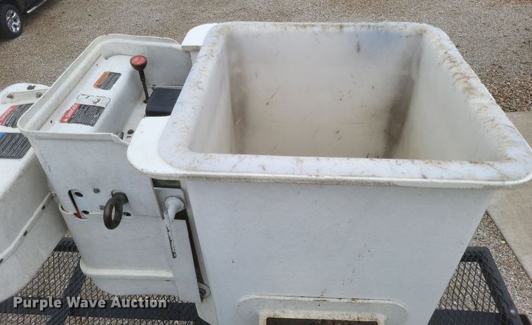 image for item DS5223 2003 International 4300 bucket truck