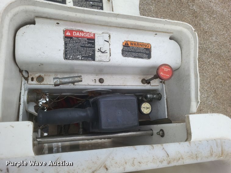 image for item DS5223 2003 International 4300 bucket truck