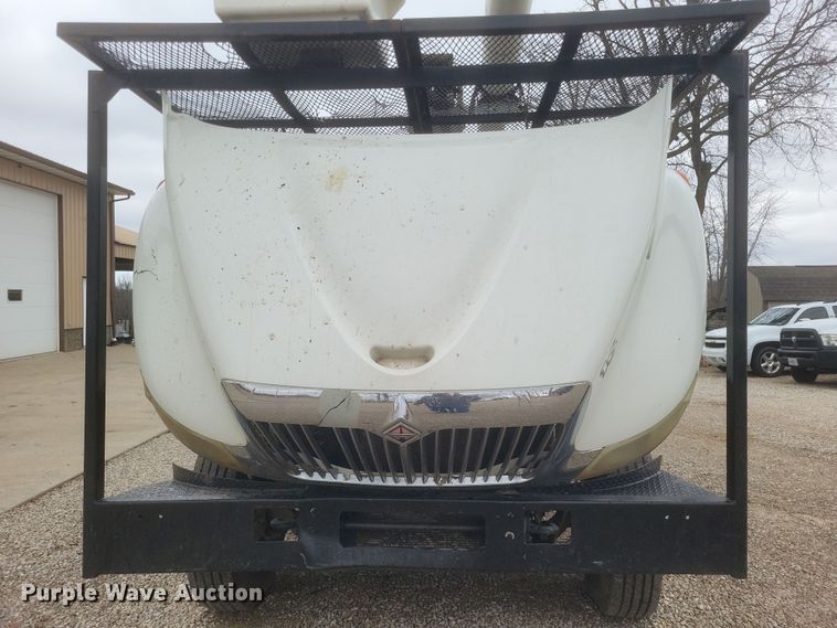 image for item DS5223 2003 International 4300 bucket truck